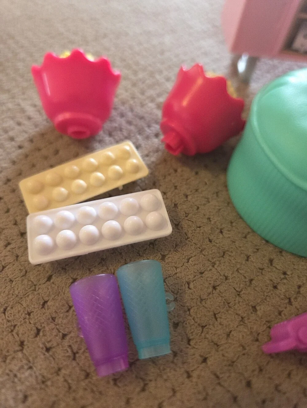 Barbie 29 piece lot of playset accessories for bathroom livingroom/dorm kitchen